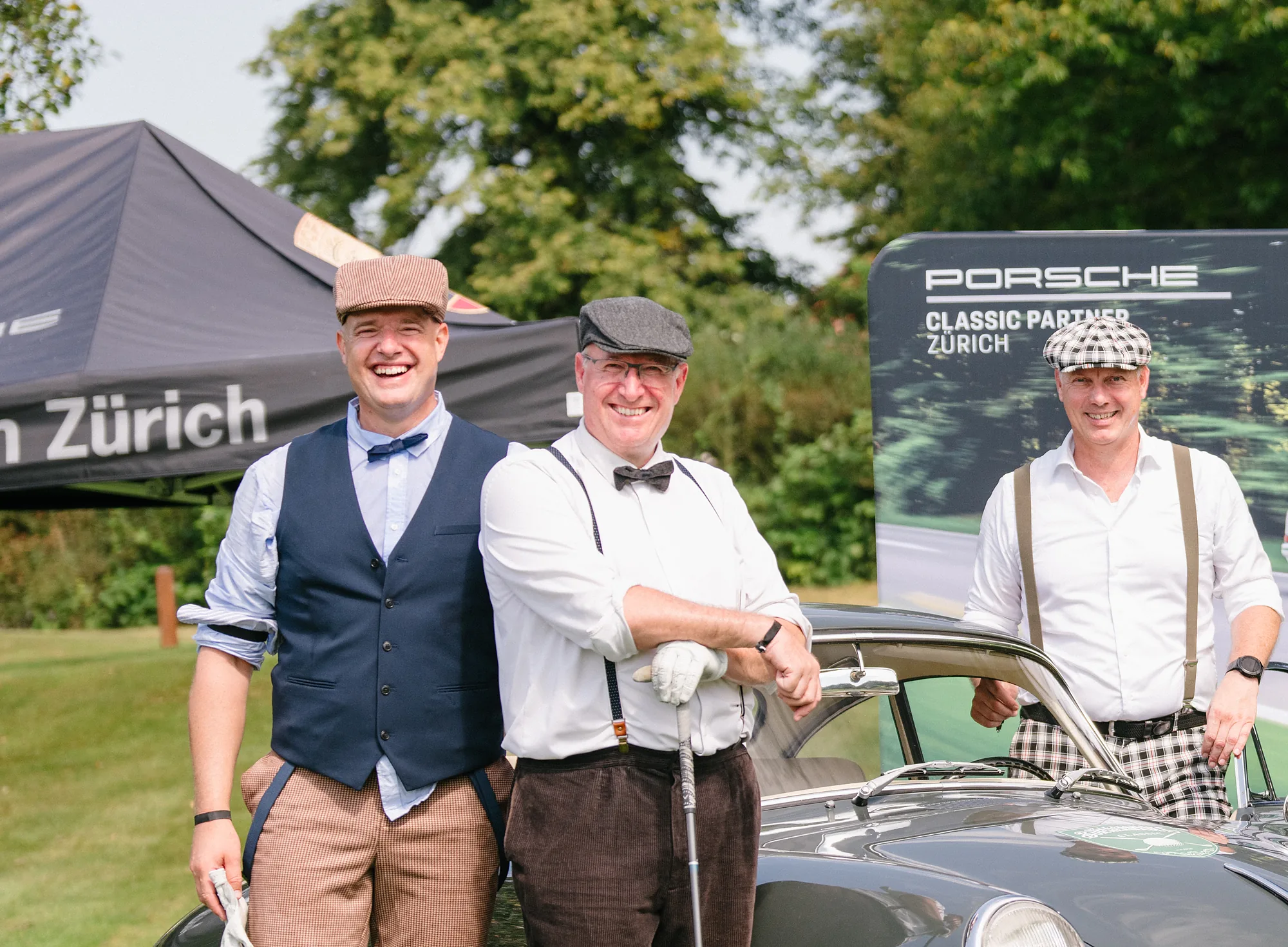 Roaring-Twenties outfits in front of the Porsche Classic stand at the Kyburg golf course.