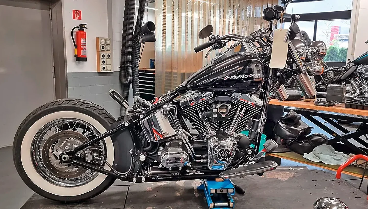 First, the Harley was completely dismantled. Top right, parts of the exhaust system; below, the removed rear fender with the saddle.
