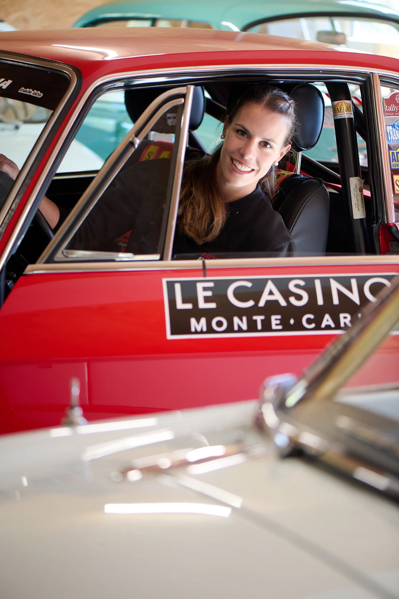 «Jedes Auto ist anders»: Cristina im Lancia Fulvia 1.3 S, mit dem das Paar die Rallye Monte-Carlo Historique gewann. Foto: Jean-Pierre Ritler
