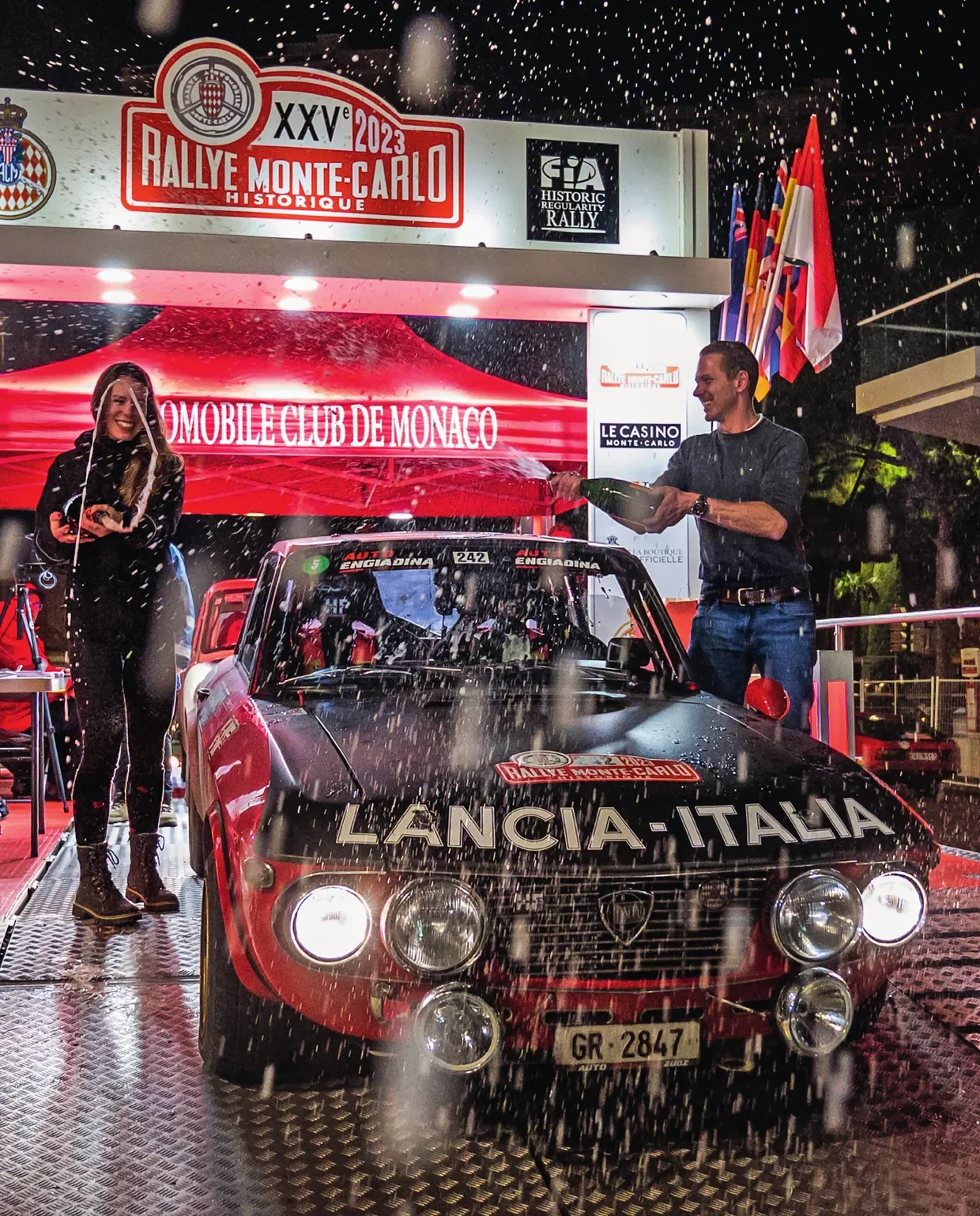 Cristina Seeberger und Partner Claudio Enz feiern den Sieg an der Rallye Monte-Carlo Historique 2023. Foto: Jean-Pierre Ritler