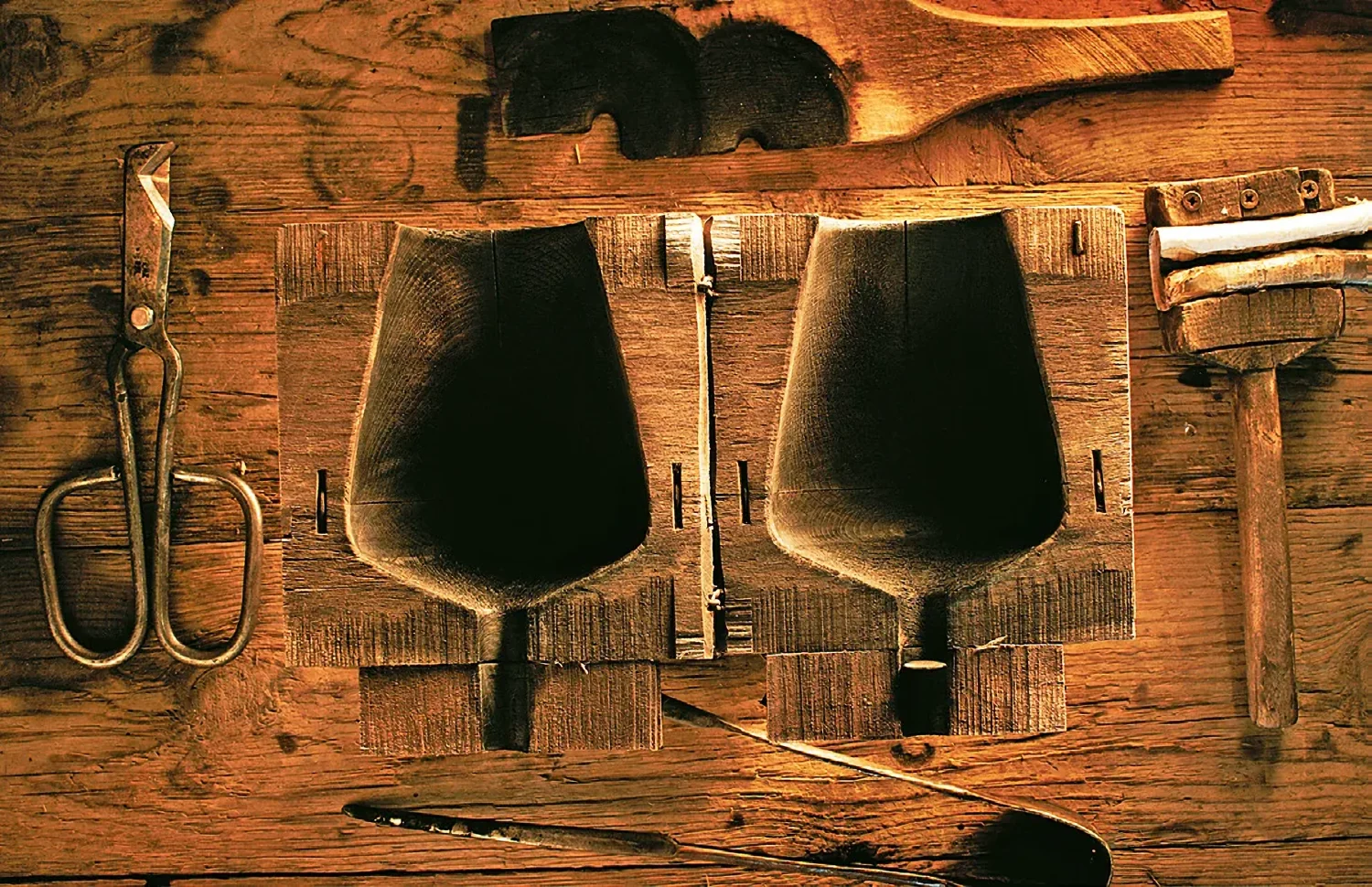 Ancient tradition and the simplest of tools: beechwood moulds for mouth-blown glasses.