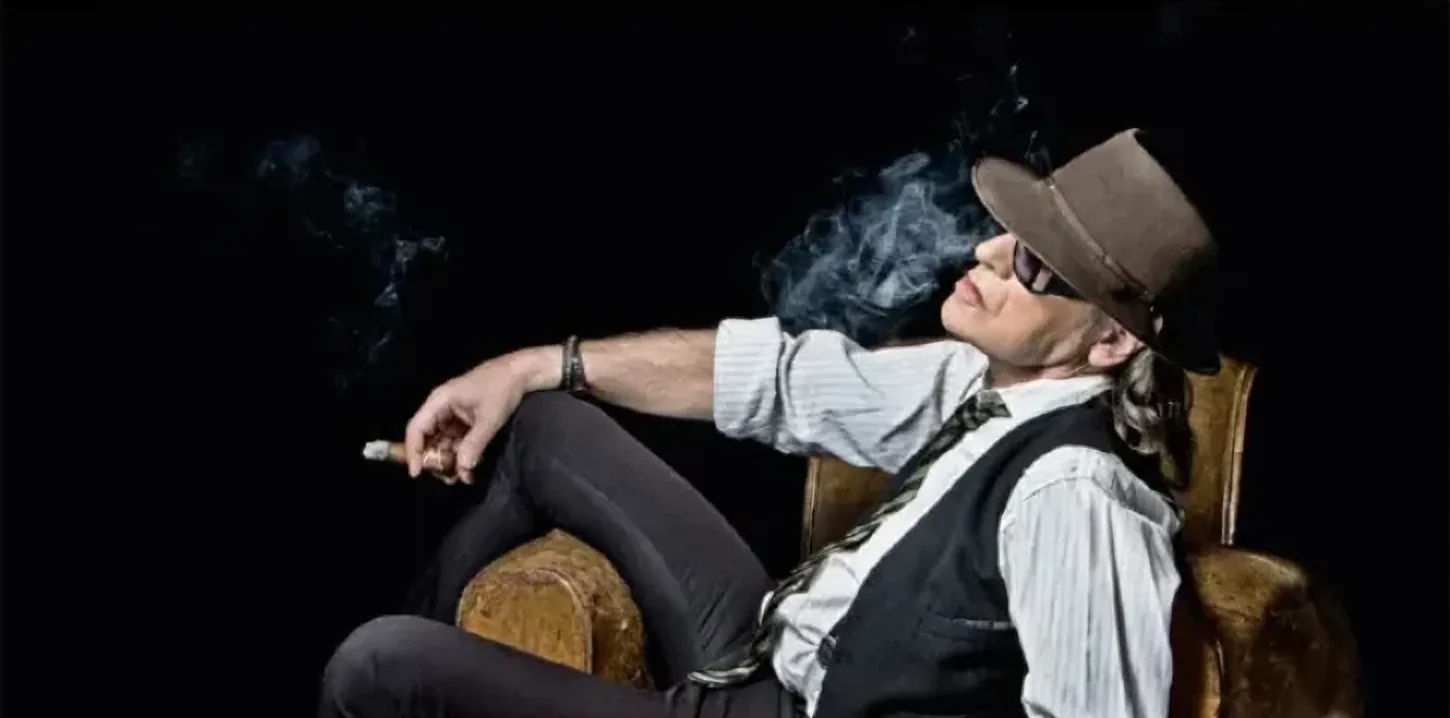 True to his look: Udo Lindenberg with hat, sunglasses and green socks. Photo: Tine Acke