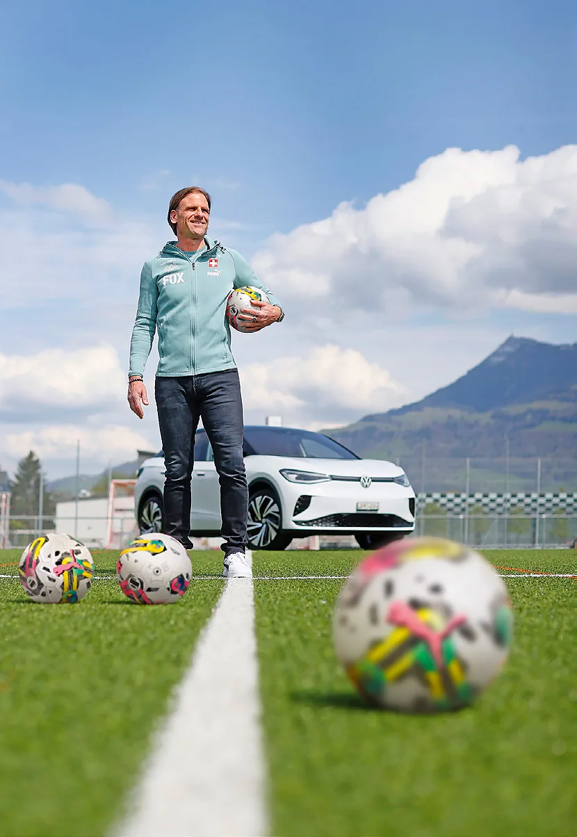 Patrick Foletti at the photo shoot, accompanied by an all-electric ID.5 GTX with four-wheel drive. A large part of the Swiss Football Association’s staff drives Volkswagen. The brand also supports all the national teams as well as the youth squads.