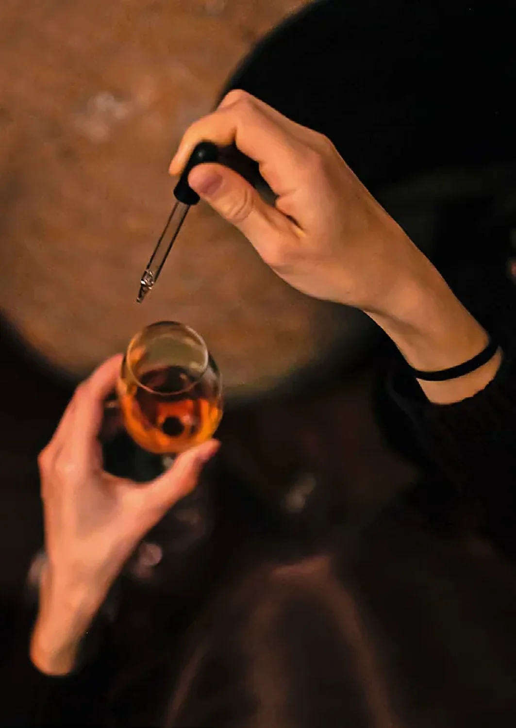 Whisky trifft auf Wasser: Die Beigabe von Wasser, sei es als Tropfen oder Eiswürfel, reduziert einerseits den Alkoholgeschmack und erhöht andererseits die Konzentration der Aromastoffe an der Oberfläche des Whiskys.
