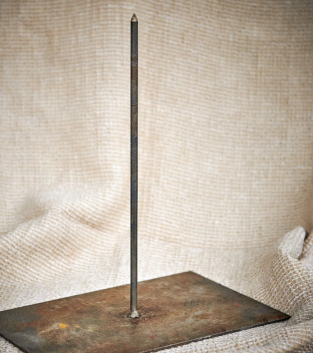 Einen XL-Spiess können geübte Handwerker mit entsprechender Einrichtung gleich selbst herstellen. Ansonsten hilft der Metallbauschlosser des Vertrauens. Es braucht dazu eine Grundplatte aus Gusseisen mit einer Fläche von ca. 20 x 20 Zentimetern, auf die in der Mitte ein 20 Zentimeter langer Dorn (ebenfalls aus Gusseisen) geschweisst wird.