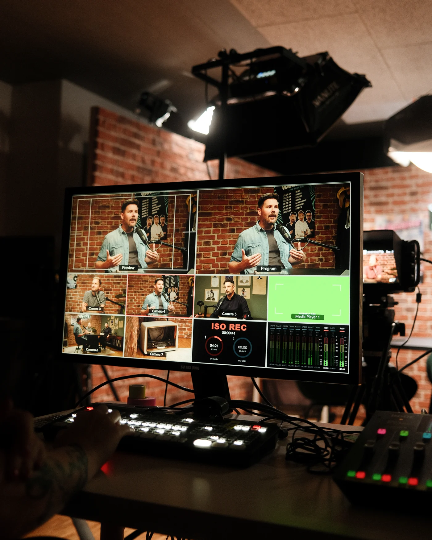 In the studio: the weekly podcast is also recorded for television on SRF zwei. Photo: courtesy