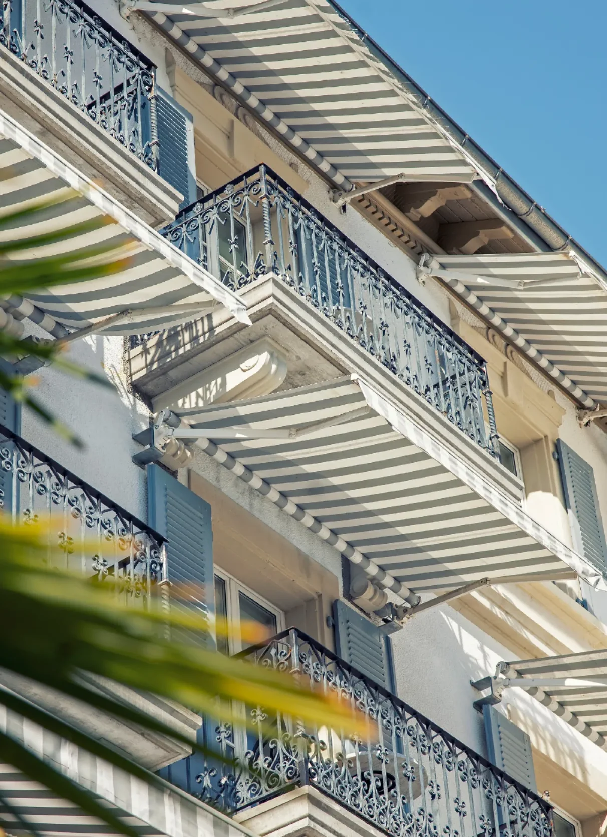 Riviera feeling: striped awnings and wrought-iron balconies on Lake Geneva. Photo: Adrian Ehrbar