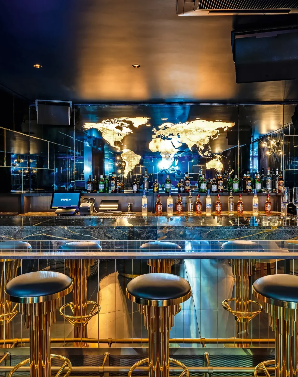 Cocktails and champagne are served in a cosmopolitan mood at the bar; on Sundays it hosts the party brunch. Photo: Hotel Five