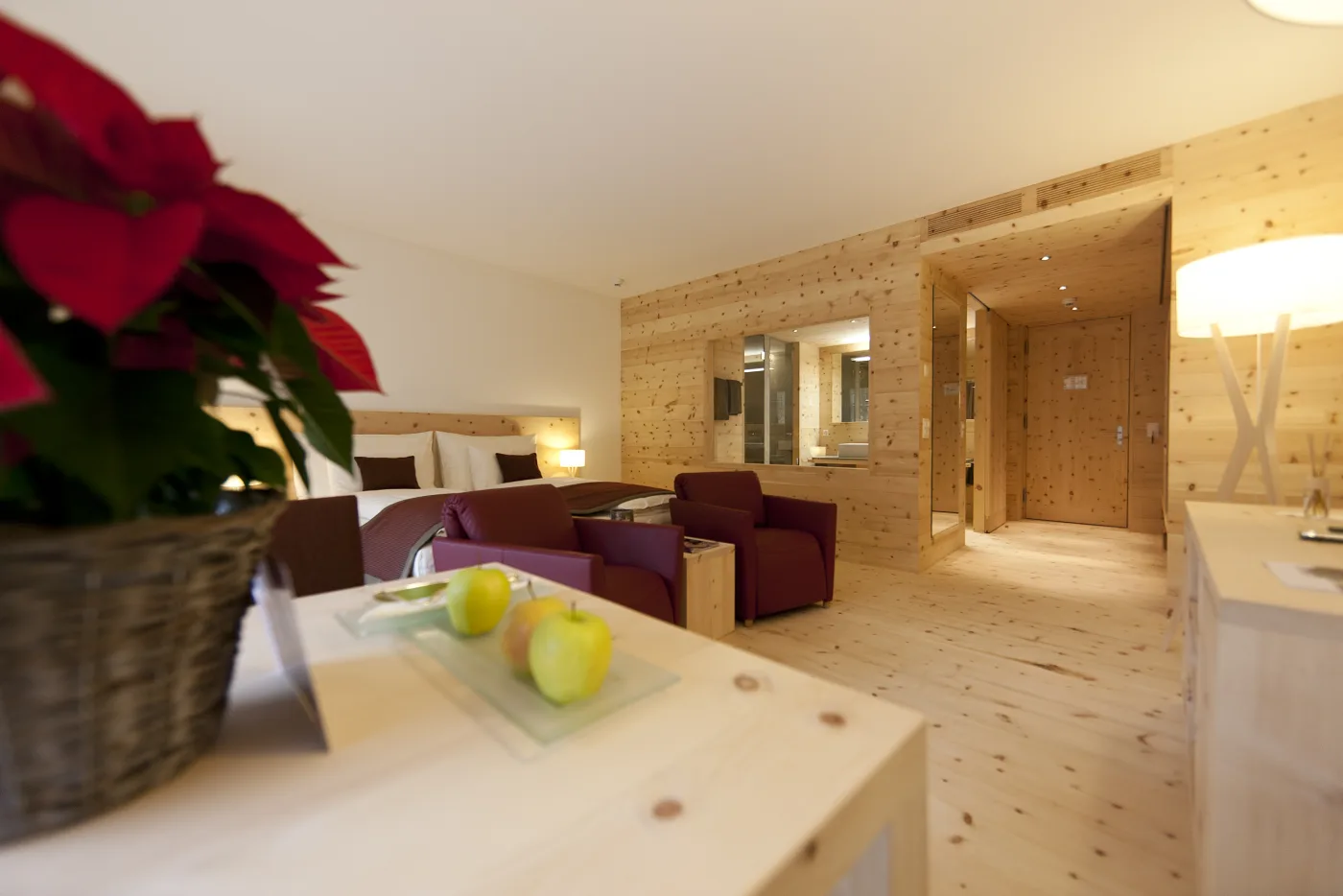Stone pine dominates: the abundant timber in the suites radiates cosiness and a closeness to nature.