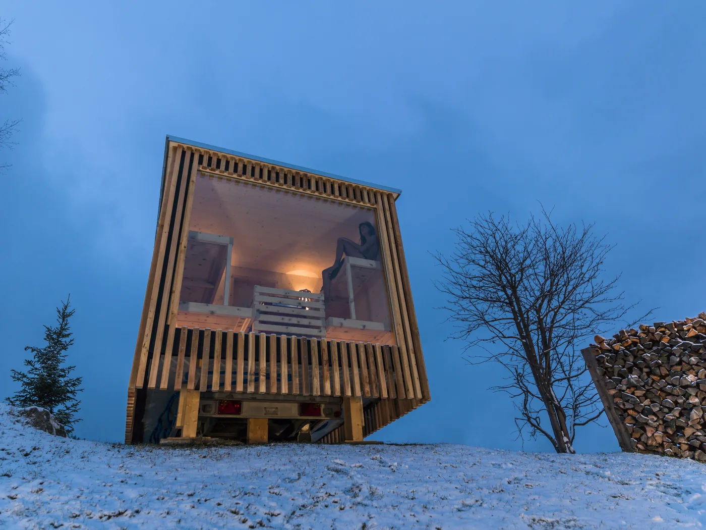 A sauna in a tiny house: cleverly set into the garden, it offers complete privacy despite the large glass front – and an open view of the mountains.