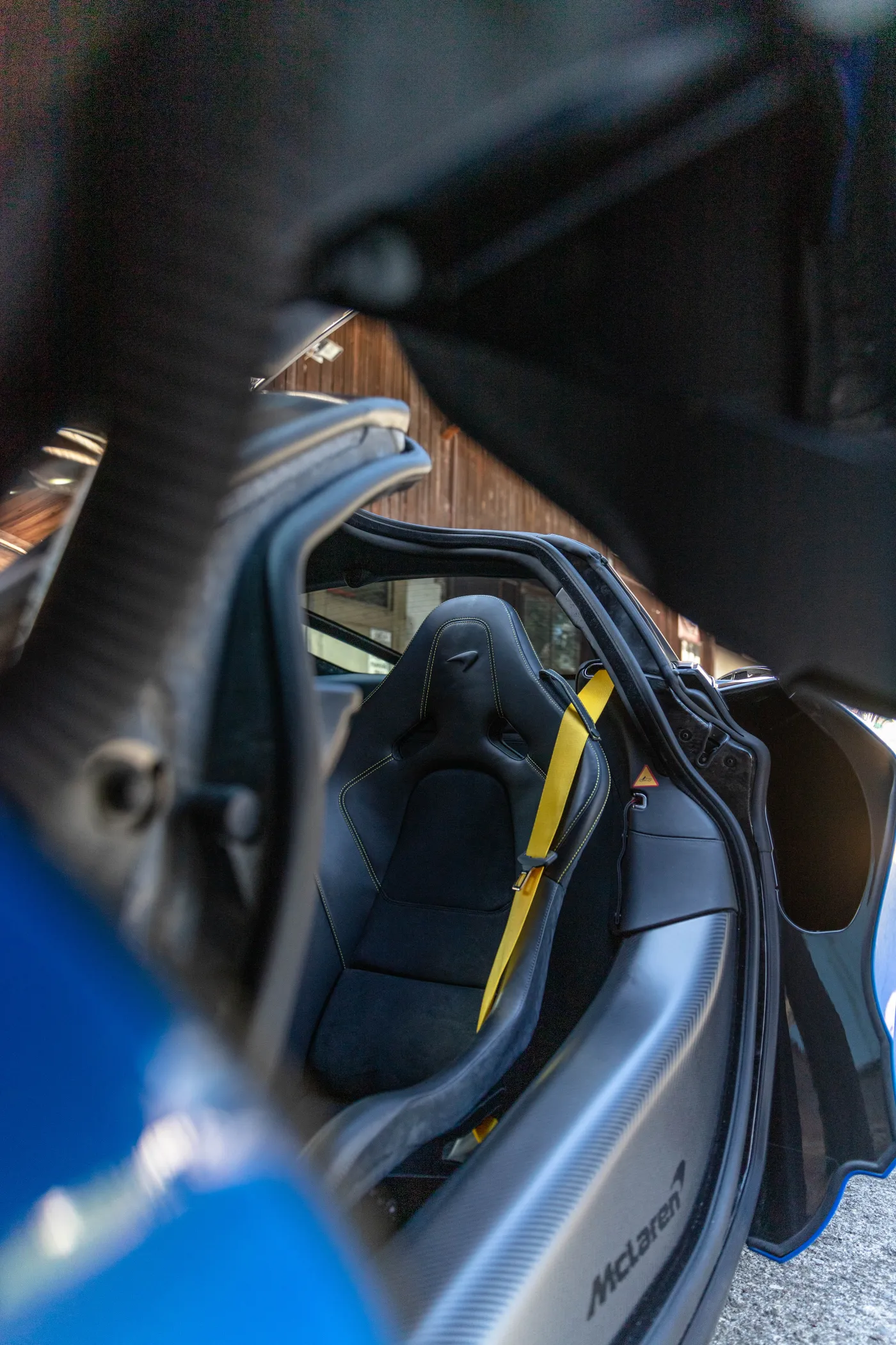 Inside, an engine-room atmosphere reigns: push-buttons for the gears, plenty of Alcantara, an «Active» button for race mode.