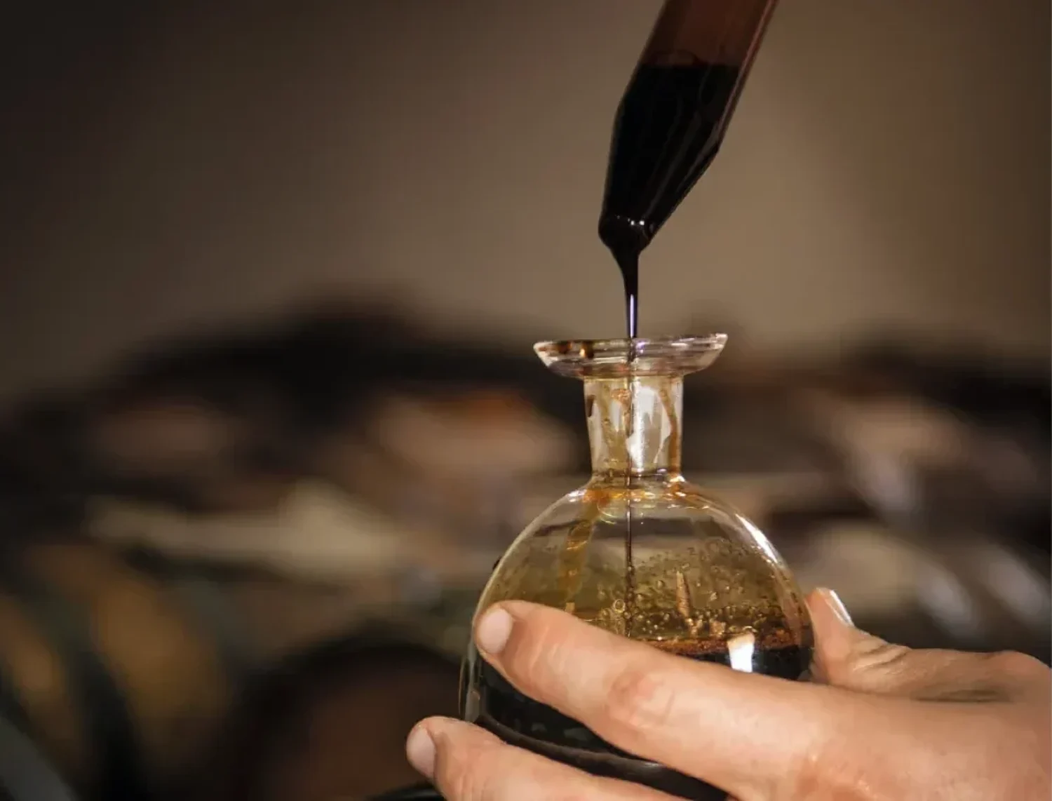 Goutte après goutte: le vrai aceto balsamico tradizionale di Modena DOP vieillit au moins douze ans dans la batteria. Photo: Tenzinsherab