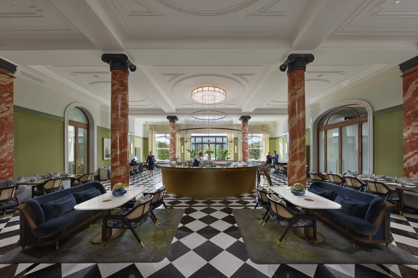 Shape-shifting: where the breakfast buffet stands in the morning, cocktails are served in the evening – the MOLZN Bar & Brasserie. Photo: Mandarin Oriental