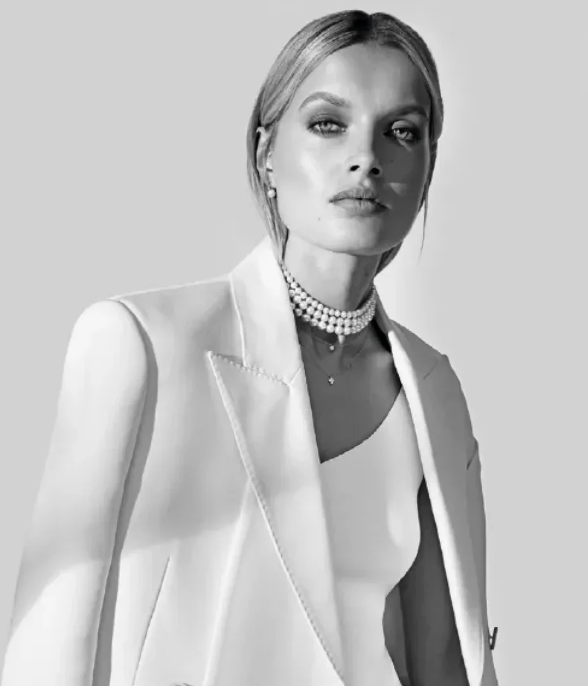 Classic yet contemporary: a pearl choker with a white suit. Photo: Andrea D’Aquino