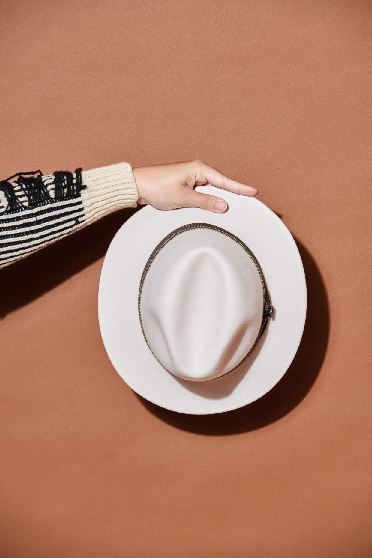 Cosmopolitan: the «Traveller Great Grosgrain» fedora in wool felt, made to order. Photo: Risa