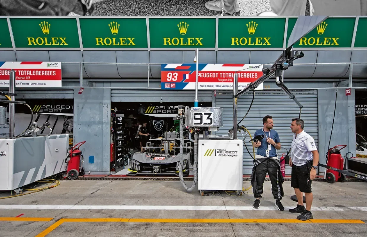 The Peugeot TotalEnergies team at the number 93 garage. The Monza opener and the races in Japan and Bahrain are the build-up to the big stage: the 24 Hours of Le Mans 2023. Photo: Peugeot