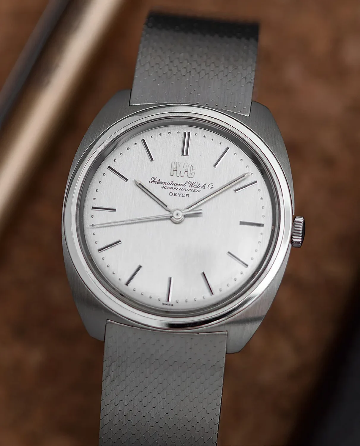IWC with Beyer signature, ref. 1014, made around 1973. This watch was sold by Beyer in 1979 and comes with the original period certificate; with a tonneau-shaped case in 750 white gold and a matching original bracelet, also by IWC and in 750 white gold; hand-wound; silver-coloured dial with indices and centre seconds. Case size: 33×37 millimetres, bracelet length: 18 centimetres.