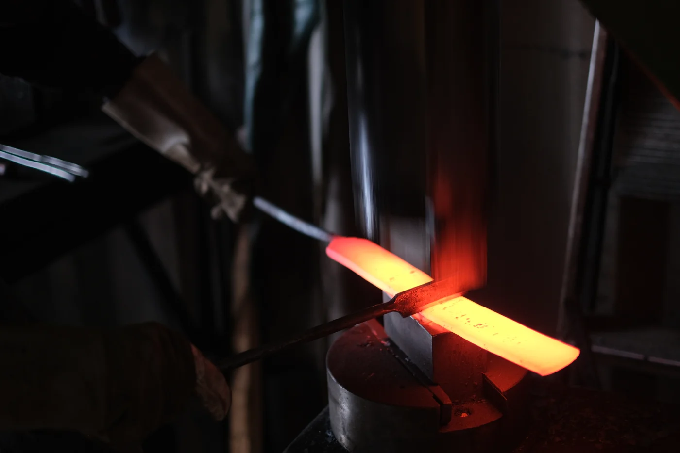 Glowing steel on the anvil: for a Damascus knife, different steels are forge-welded and folded many times over. Photo: Marcel Oszrowski & Chris (Züri Senf)