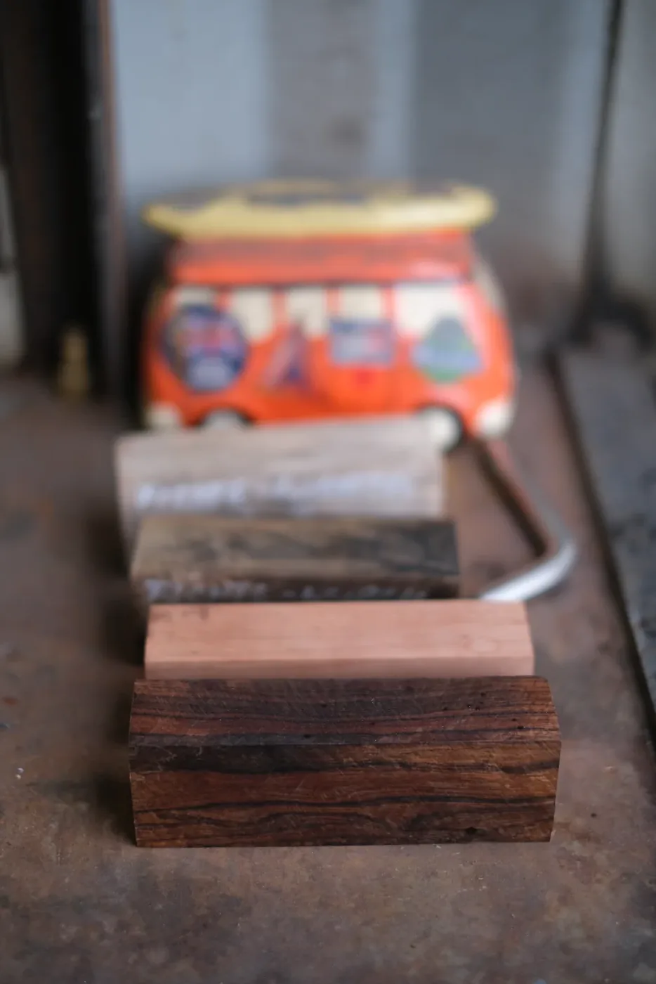 The result: blades with a wooden handle. After three days, each guest takes home the masterpiece they forged themselves. Photo: Marcel Oszrowski & Chris (Züri Senf)
