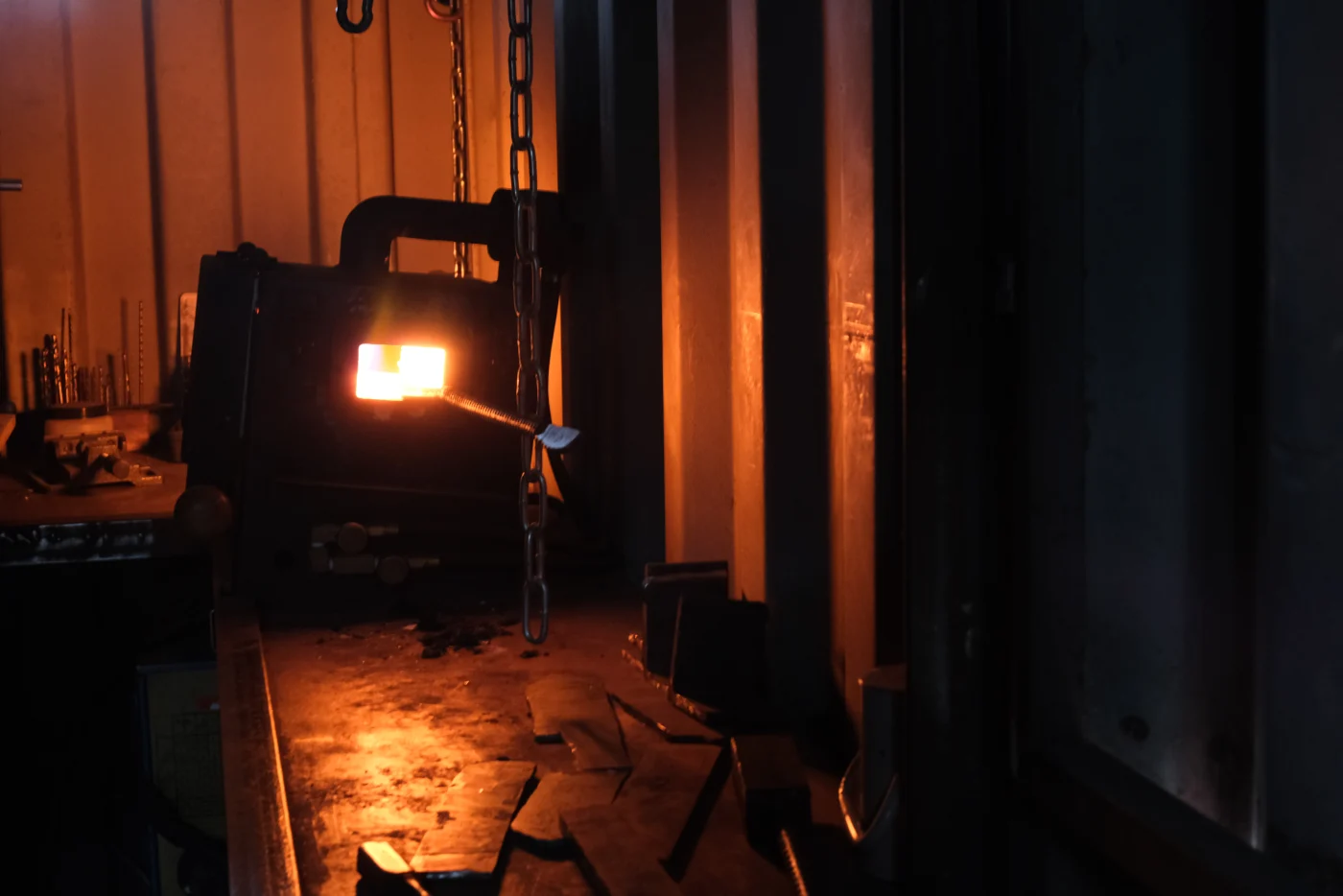 The atelier in the shipping container on the Bramboden: only the fire and glowing steel light up the darkness. Photo: Marcel Oszrowski & Chris (Züri Senf)