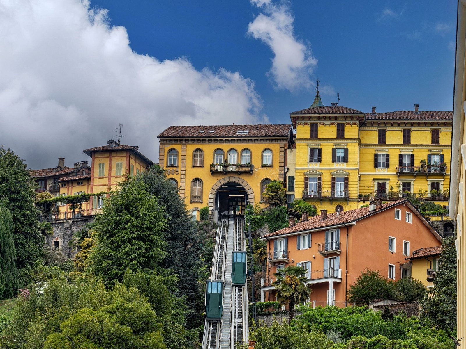 Centro storico di Biella con la funicolare